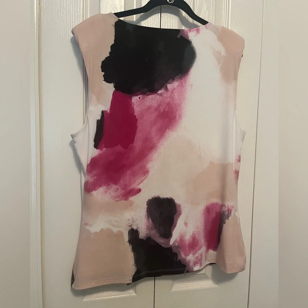 DKNY sleeveless top. With built in shoulder pads. Size XL - Picture 2 of 5